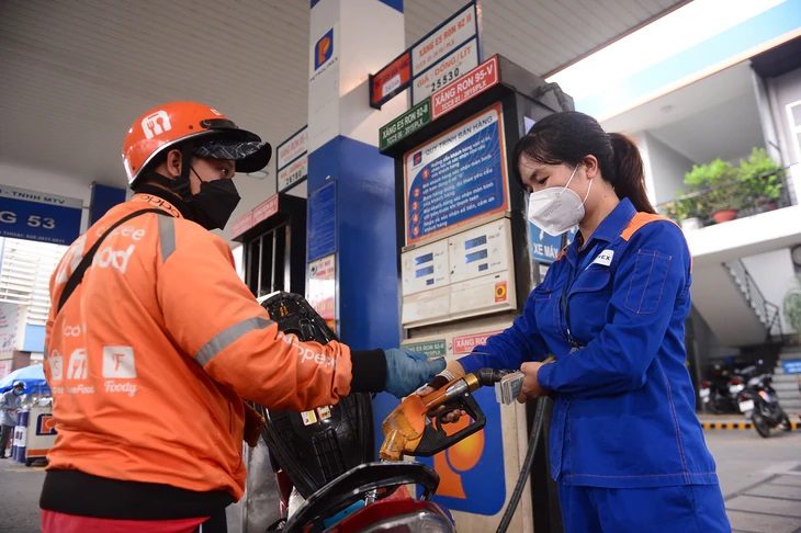Kỳ điều hành 15/10: giá xăng giảm mạnh, Petrolimex và PVOil giảm thêm 300–350 đồng mỗi lít