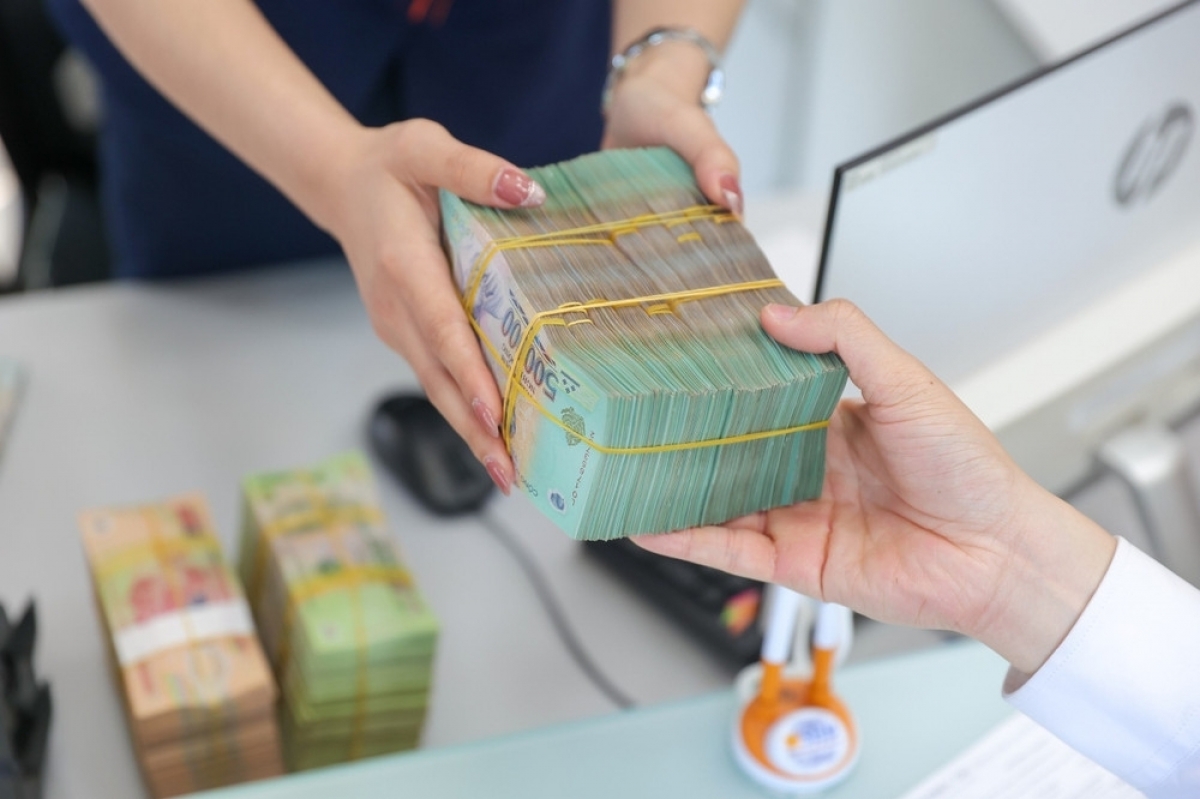 Lãi Huy Động Giảm Trên Diện Rộng, Đô La Hạ Nhiệt