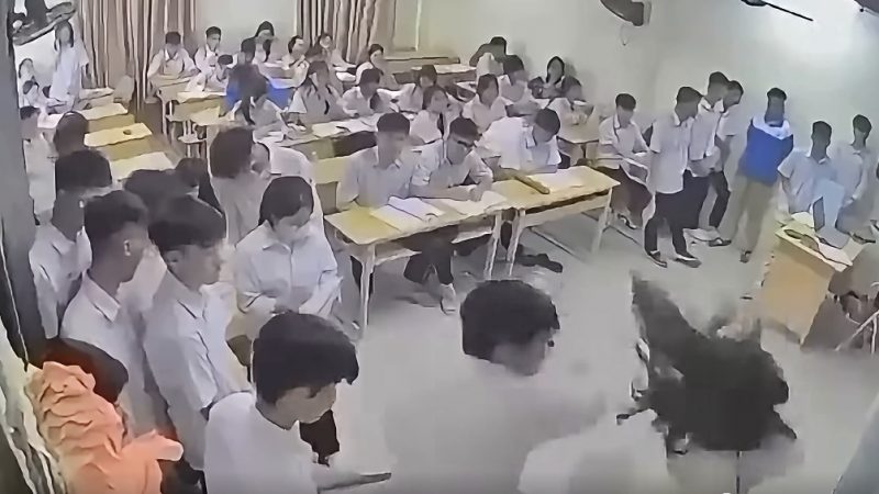 Nam Sinh Đấm Cô Giáo Ngay Trong Giờ Học, Bị Bắt Khẩn Cấp