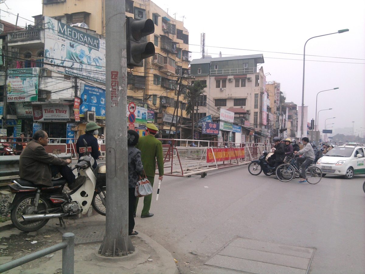 Phạt nặng kẻ vượt đường ngang đường sắt: tài xế ô tô có thể bị phạt tới 20 triệu đồng